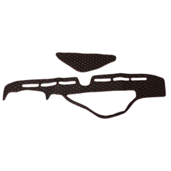 COUVRE TABLEAU DE BORD NOIR LISERE ROUGE GAMA T